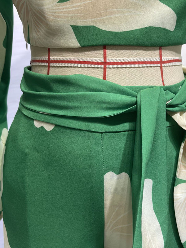 Levoire | Chemisier à col en V imprimé à manches lanternes courtes, taille haute, combinaison large en deux pièces