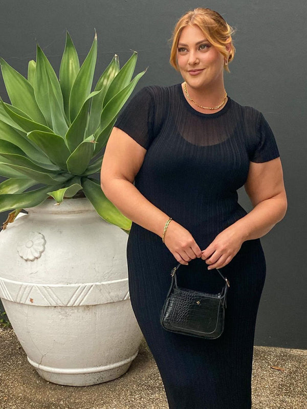 Levoire | Nouvelle robe tricotée ample à rayures avec encolure ronde et taille cintrée transparente féminine.