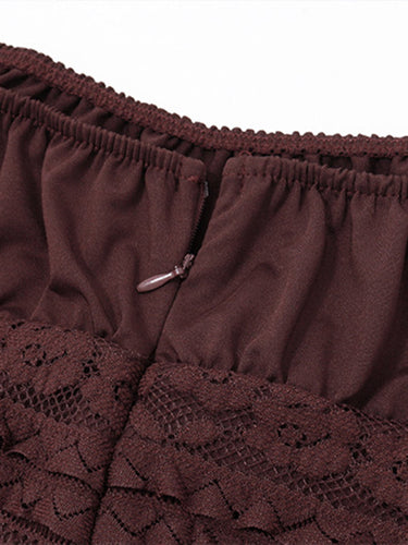 Levoire | Femme sexy à décolleté carré, profondeur coupée, à jupe en forme de trompette couvrant les hanches.