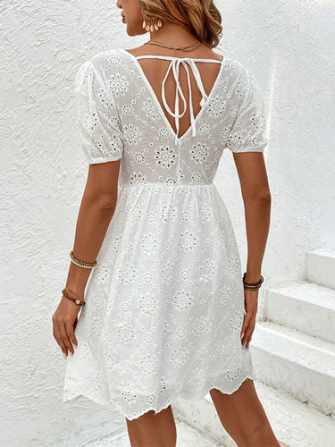 Levoire | Robe blanche à volants à décolleté en V pour femmes