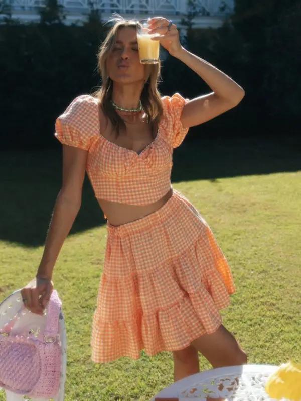 Levoire | Dame Top à rayures avec découpe dans le dos, ceinture + ensemble de jupes à volants