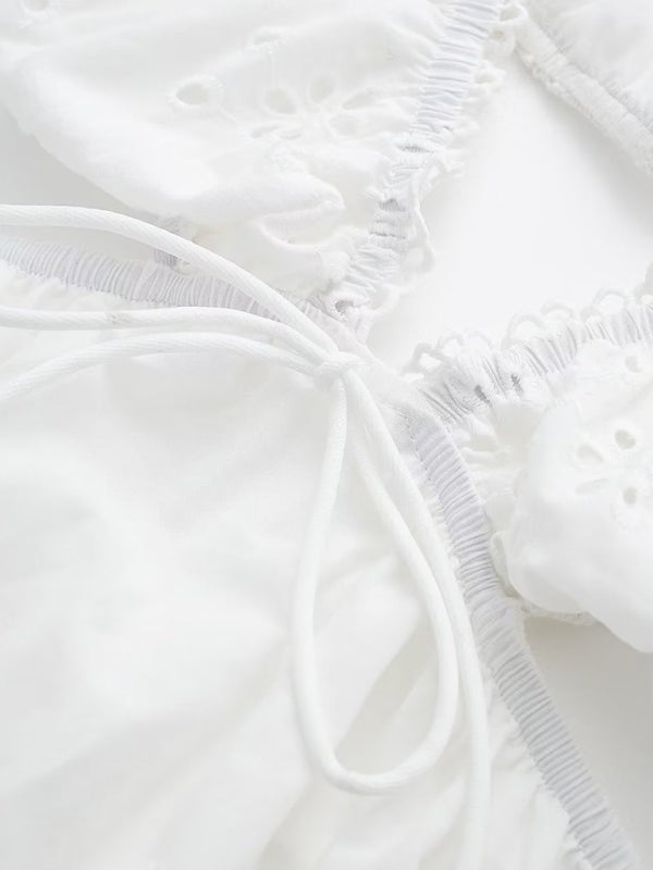 Levoire | Robe sexy à décolleté en V profond en dentelle française, taille perforée, courte