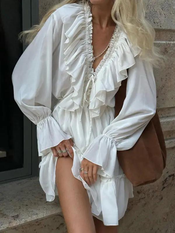 Levoire | Nouveau design en V profond avec des manches trompette froncées et une robe volant en blanc Blanc
