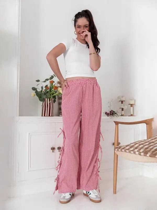 Levoire | Mode dames pantalons carotte avec motif à carreaux et bretelles