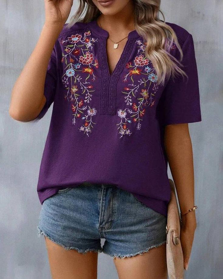 Levoire | Élégante Blouse Avec Détails Floraux V-Cou Et Manches Courtes Lilla