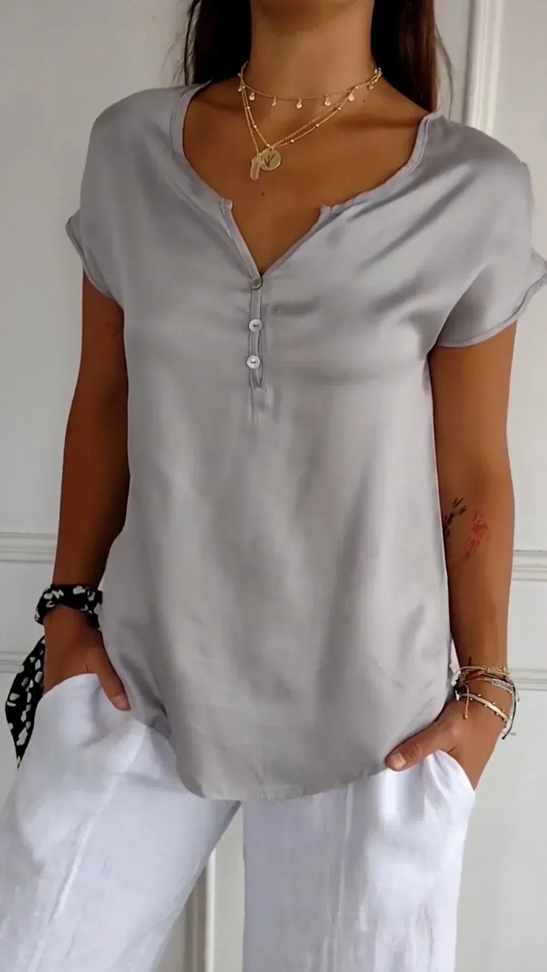 Levoire | Top En Satin Avec Décolleté En V Et Fermeture À Boutons Gris
