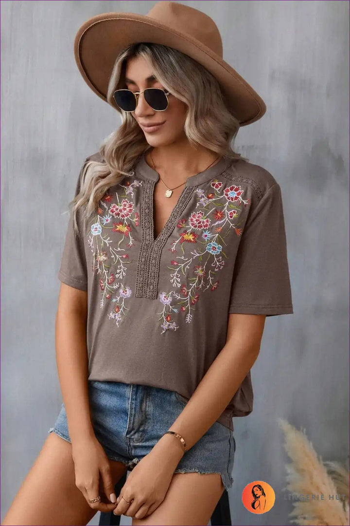 Levoire | Bohemian Bliss Blouse brodée à encolure en V - Vert olive à motifs floraux élégants Marron foncé