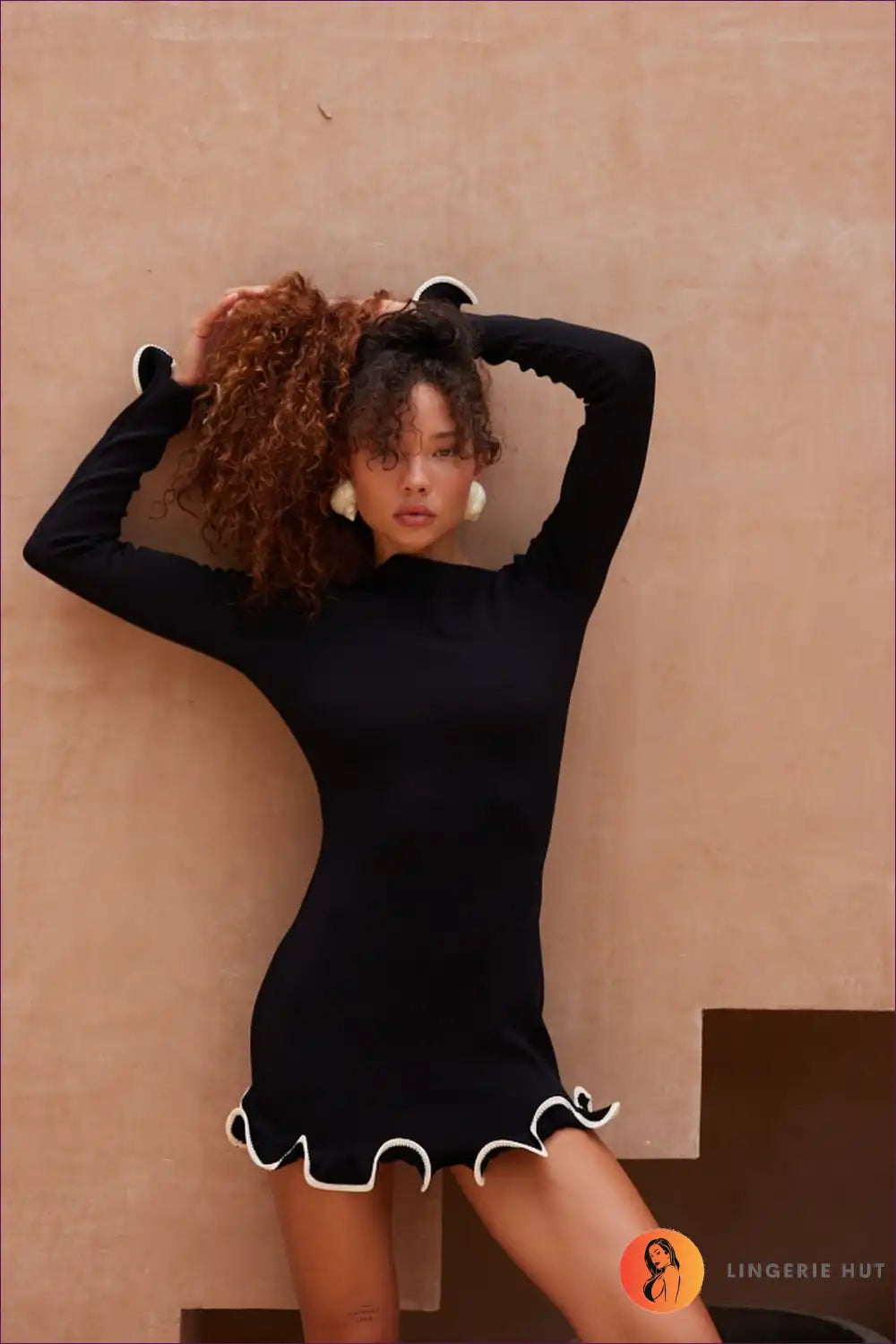 Levoire | Robe Mini à Manches Longues avec Jupe Froncée – Élégance Ludique Noir