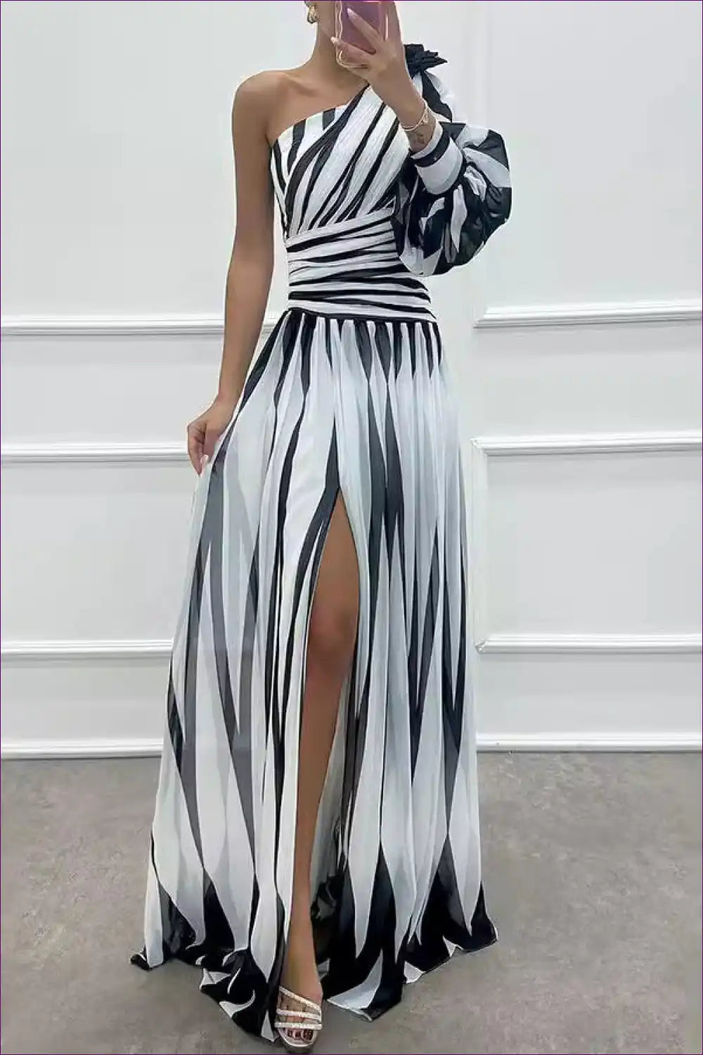 Levoire | Monochrome Élégance Robe Maxi À Une Épaule - Rayures Dramatiques & Fente Blanc