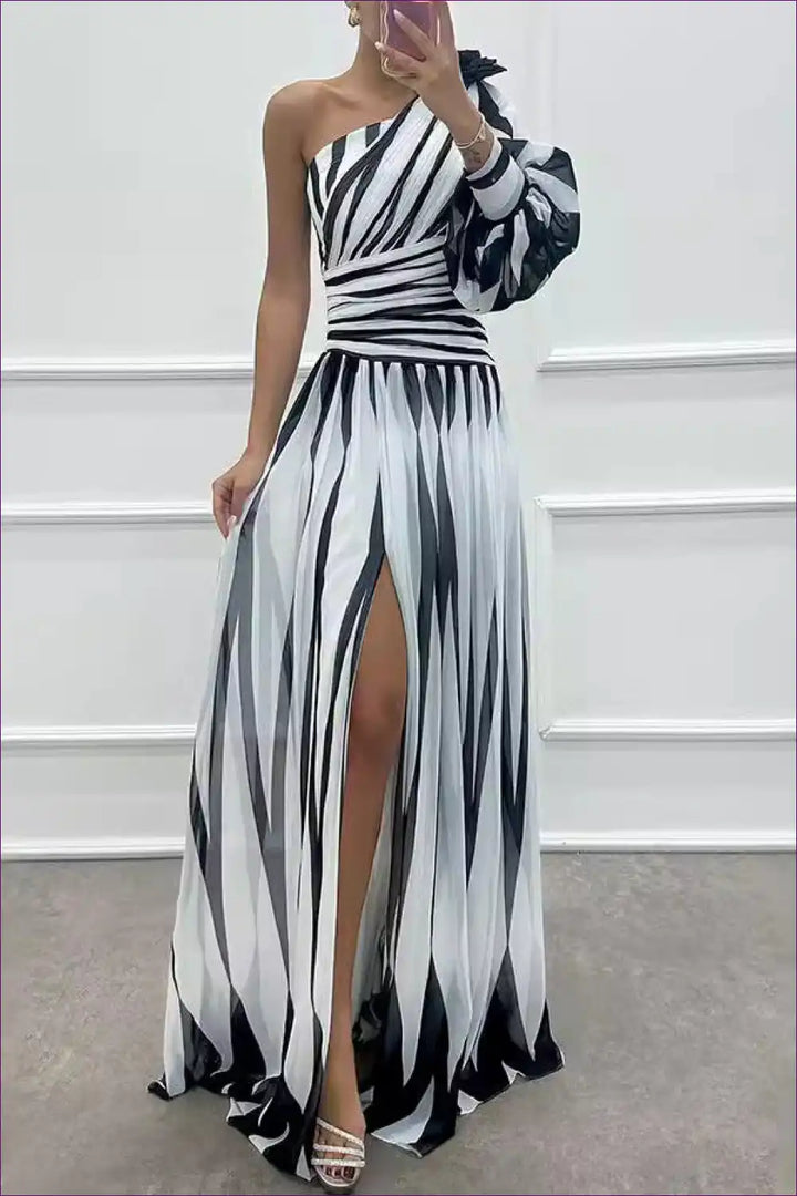 Levoire | Monochrome Élégance Robe Maxi À Une Épaule - Rayures Dramatiques & Fente Blanc