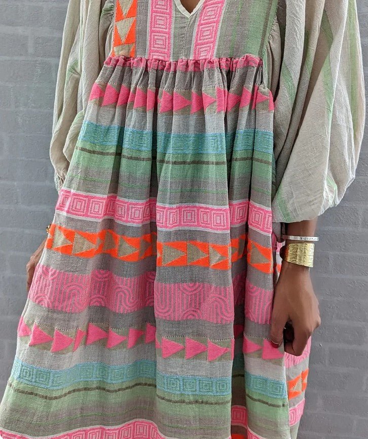 Levoire | Robe De Loisirs À Rayures Vives Avec Un Design Coloré Pour Femmes