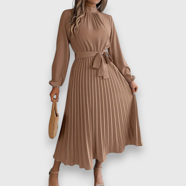 Levoire | Élégance Intemporelle Dans Une Robe Midi Beige