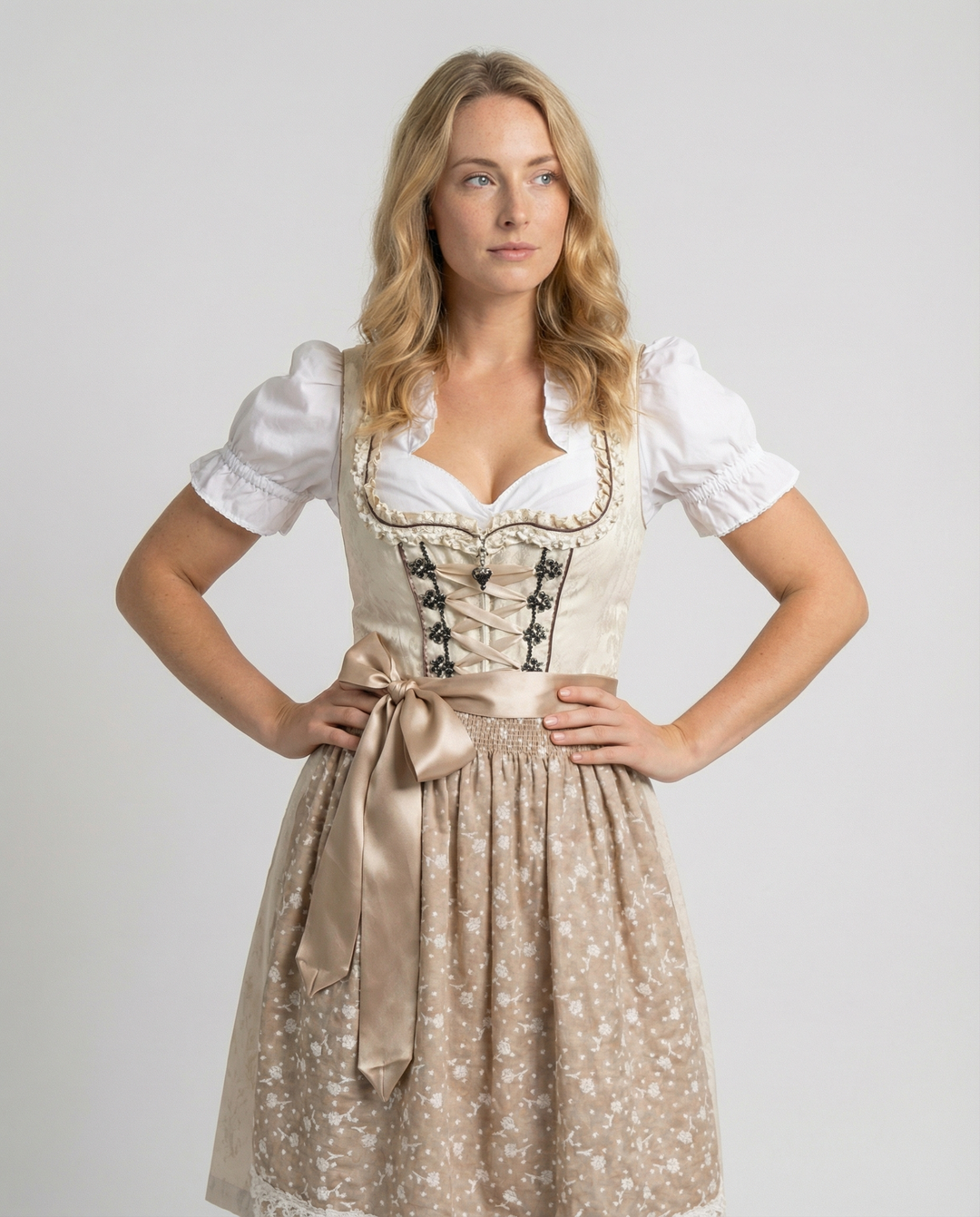 Costume traditionnel avec tablier et blouse